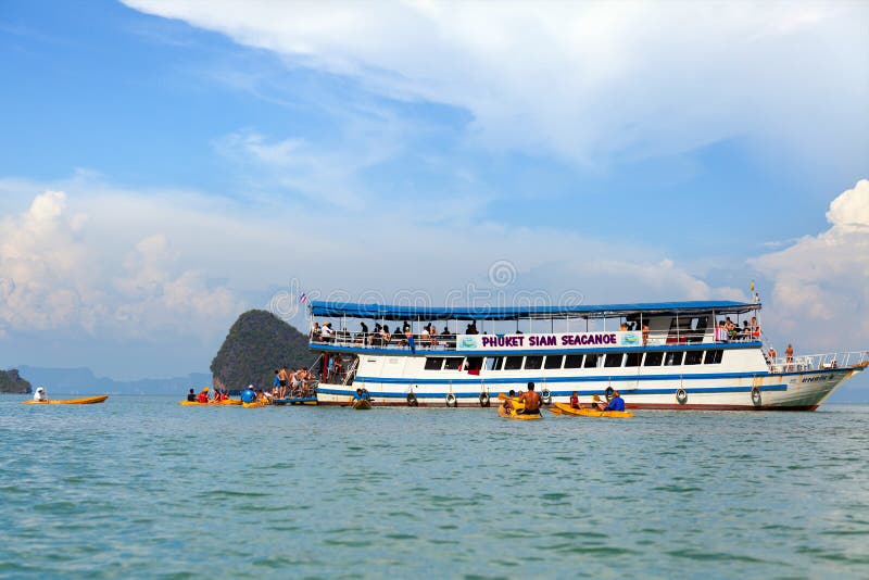 Kayaking en Pang Nga Bay, Tailandia imagenes de archivo