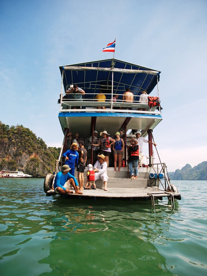Kayaking en Pang Nga Bay, Tailandia imagenes de archivo