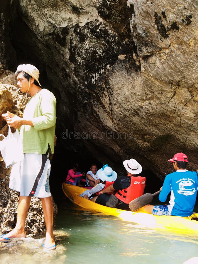 Kayaking en Pang Nga Bay, Tailandia imagenes de archivo