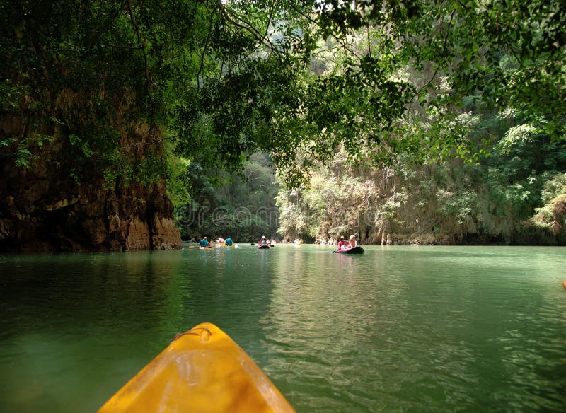 Kayaking en Pang Nga Bay, Tailandia fotografía de archivo