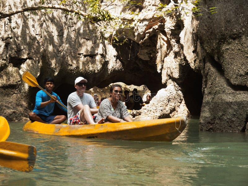 Kayaking en Pang Nga Bay, Tailandia fotos de archivo libres de regalías