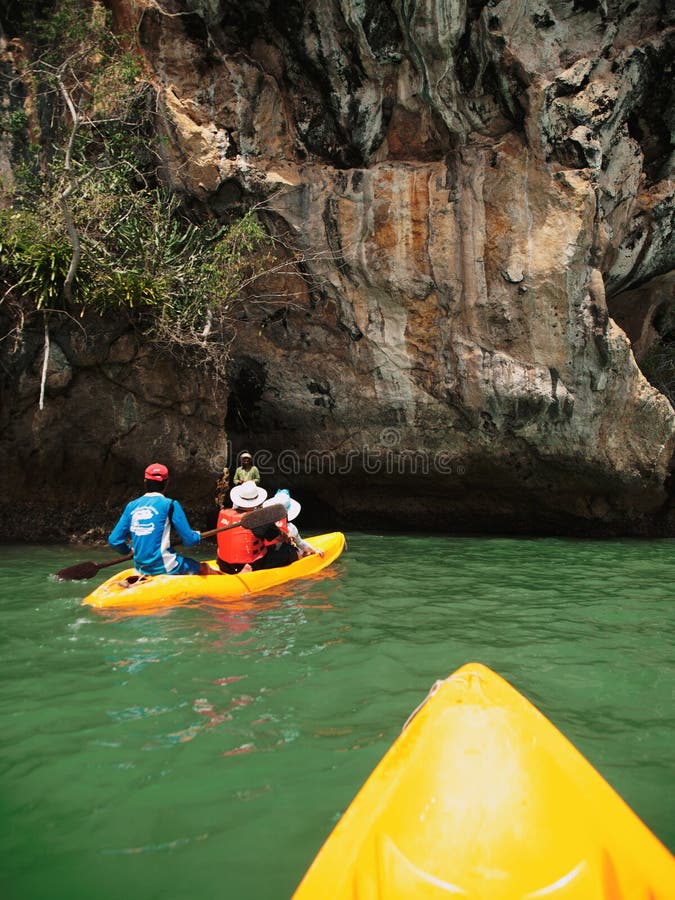 Kayaking en Pang Nga Bay, Tailandia foto de archivo libre de regalías