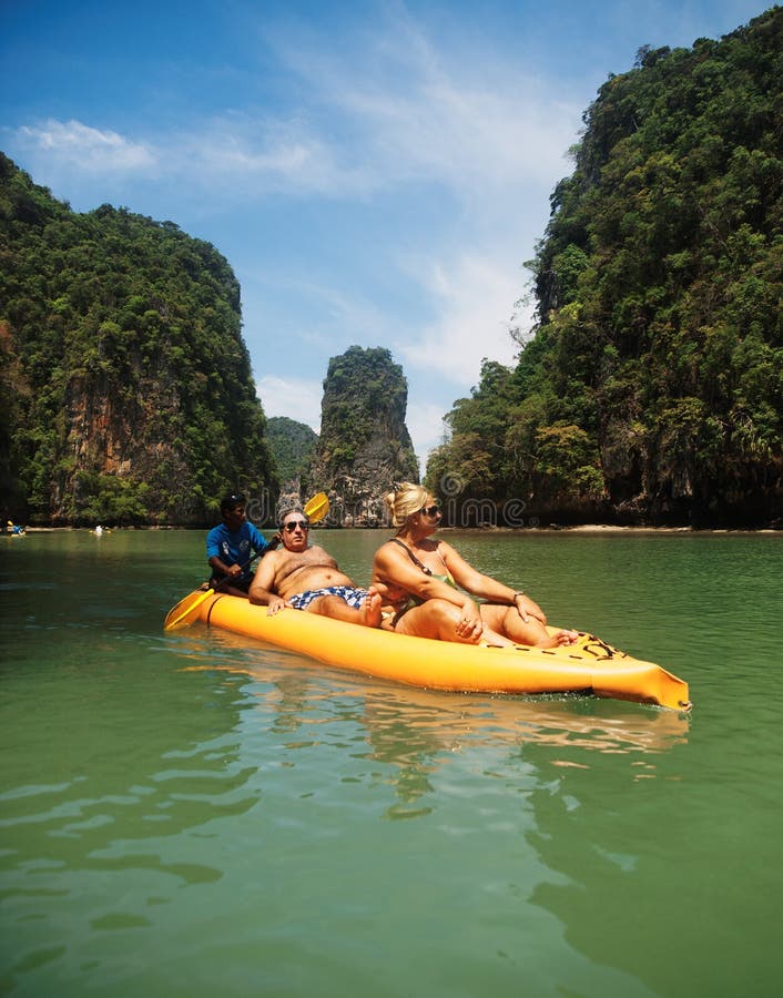 Kayaking en Pang Nga Bay, Tailandia foto de archivo