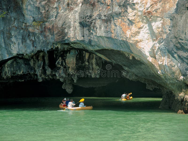 Kayaking en Pang Nga Bay, Tailandia foto de archivo