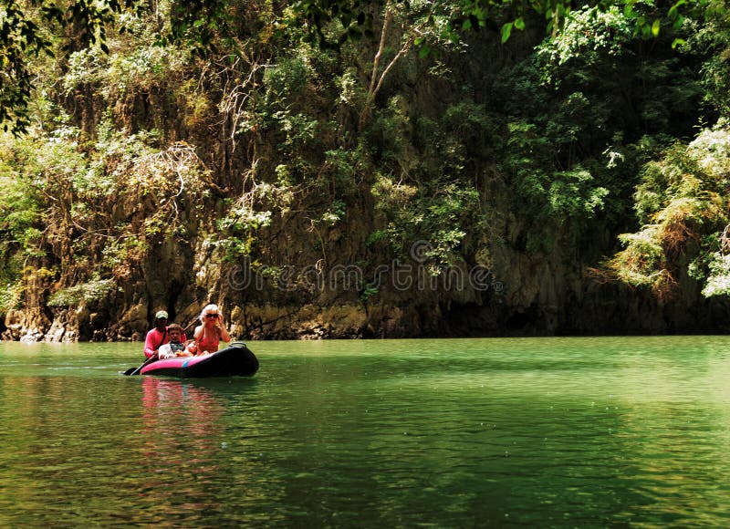 Kayaking en Pang Nga Bay, Tailandia imagenes de archivo