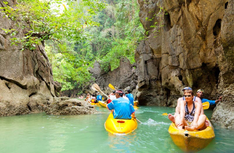 Kayaking en Pang Nga Bay, Tailandia imagen de archivo