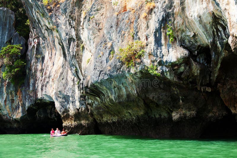 Kayaking en Pang Nga Bay, Tailandia foto de archivo
