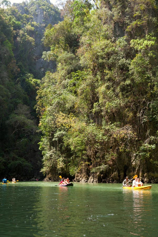Kayaking en Pang Nga Bay, Tailandia fotografía de archivo libre de regalías