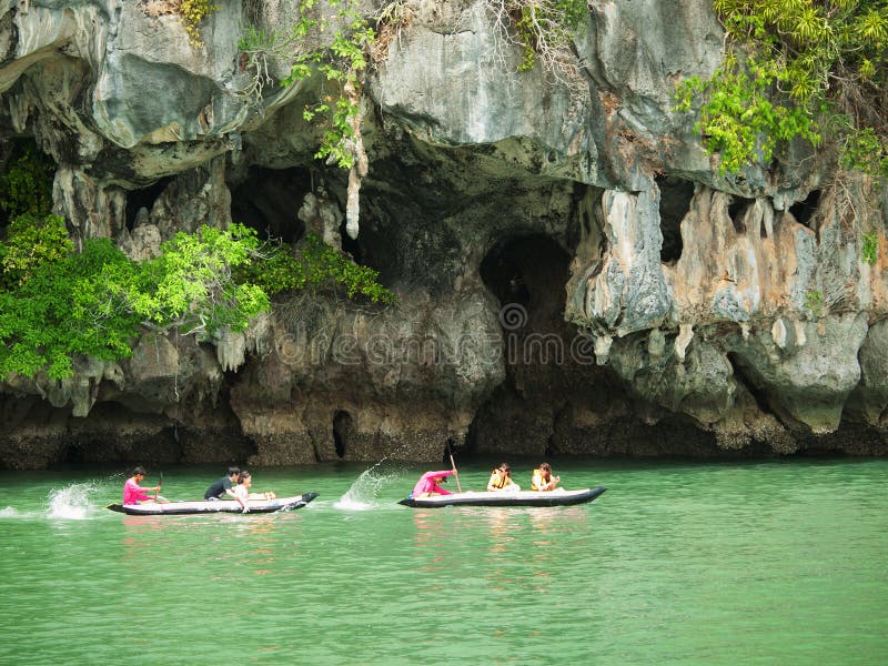 Kayaking en Pang Nga Bay, Tailandia fotos de archivo libres de regalías