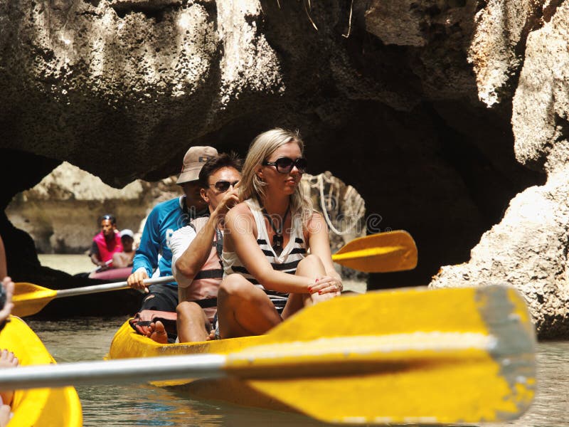 Kayaking en Pang Nga Bay, Tailandia imagen de archivo libre de regalías
