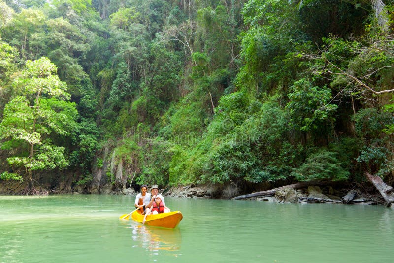Kayaking en Pang Nga Bay, Tailandia imagen de archivo libre de regalías