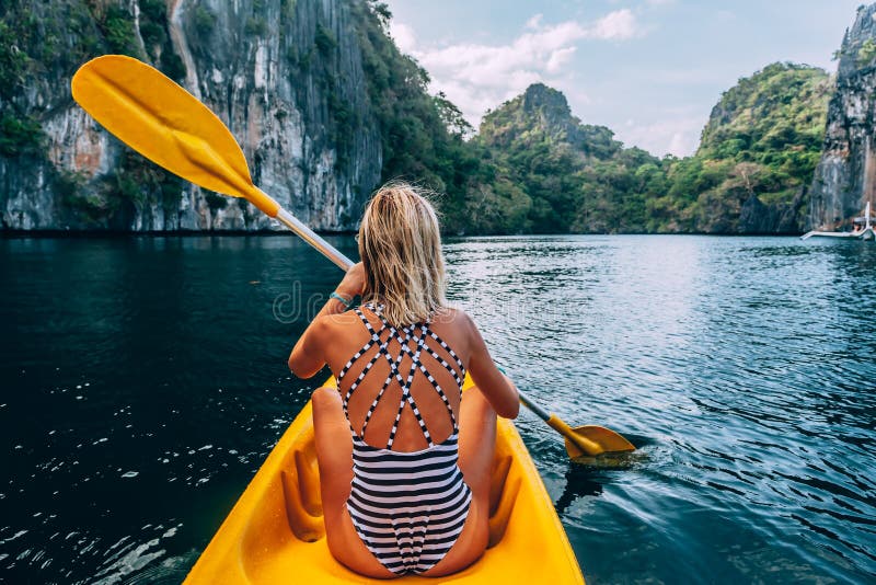 Kayaking i El Nido, Palawan, Filippinerna arkivfoto Kayaking i El Nido, Palawan, Filippinerna arkivfoto