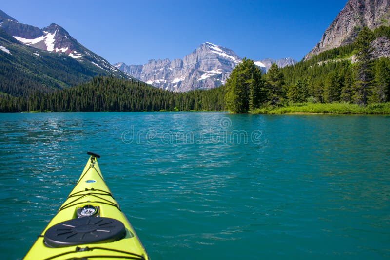 Kayaking, lago swiftcurrent fotos de archivo libres de regalías Kayaking, lago swiftcurrent fotos de archivo libres de regalías