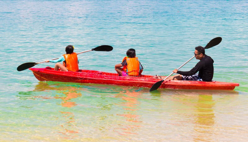 Kayaking no mar fotografia de stock Kayaking no mar fotografia de stock