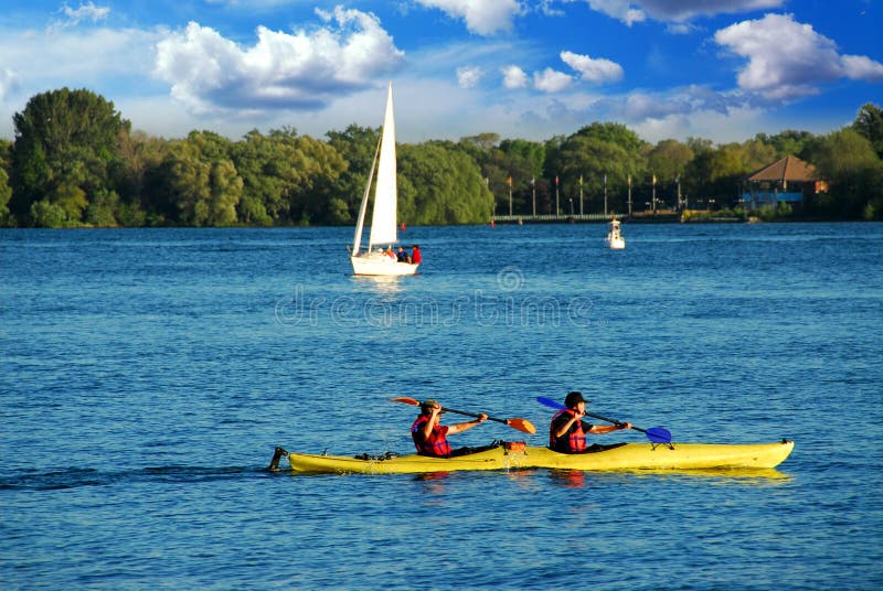 Kayaking op een meer royalty-vrije stock afbeeldingen Kayaking op een meer royalty-vrije stock afbeeldingen