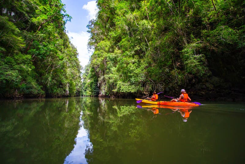 Kayaking przy Ao tha pas ruchu fotografia royalty free Kayaking przy Ao tha pas ruchu fotografia royalty free
