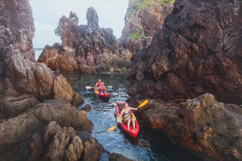 Kayaking, przygody podróż, grupa ludzi na kajakach