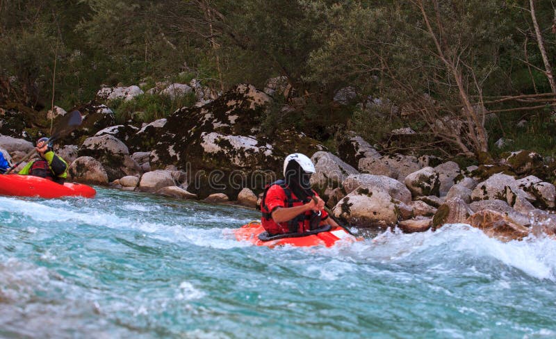 Kayaking sur la rivière de Soca, la Slovénie image libre de droits Kayaking sur la rivière de Soca, la Slovénie image libre de droits