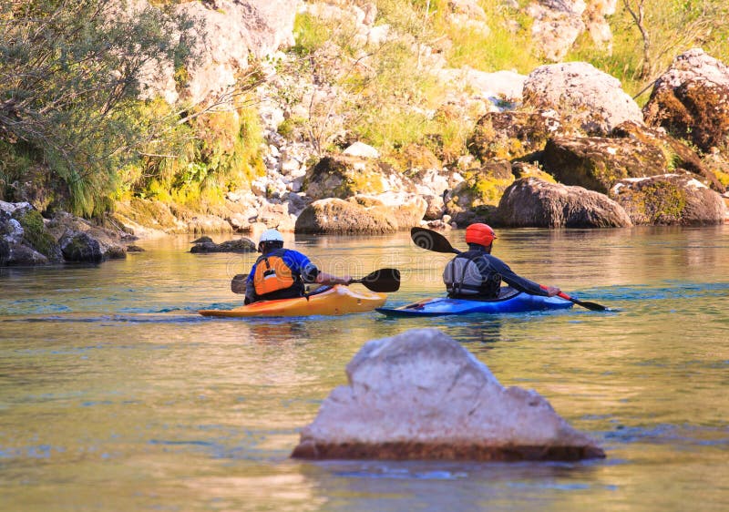 Kayaking sur la rivière de Soca, la Slovénie images libres de droits Kayaking sur la rivière de Soca, la Slovénie images libres de droits