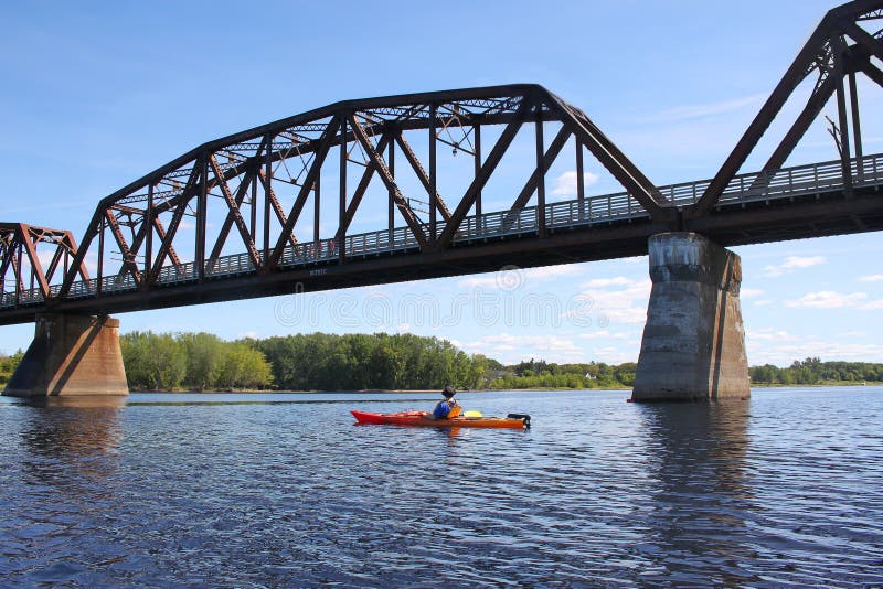 Kayaking sur la rivière à Fredericton photographie stock Kayaking sur la rivière à Fredericton photographie stock