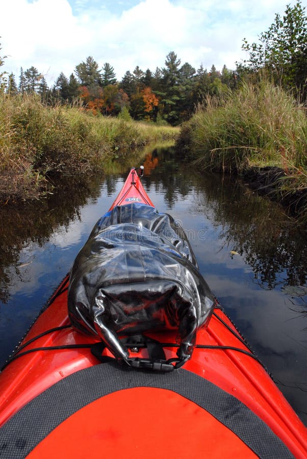 kayaking tyst vatten royaltyfri foto kayaking tyst vatten royaltyfri foto