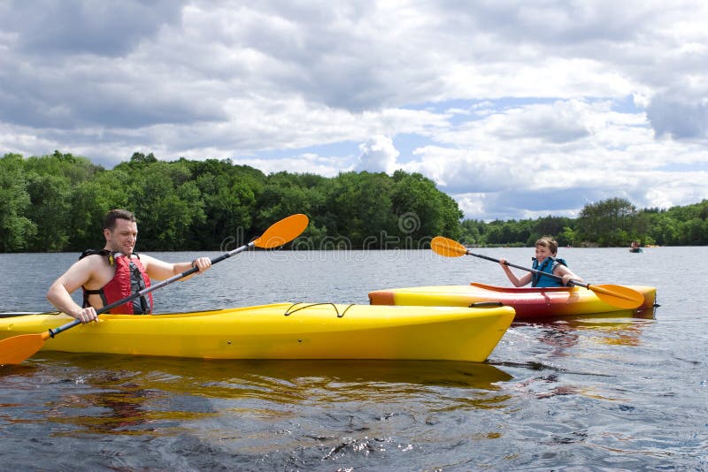 Kayaking γιος πατέρων στοκ φωτογραφίες με δικαίωμα ελεύθερης χρήσης