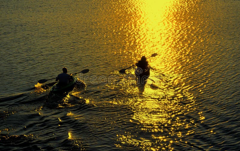kayaking γυναίκα ηλιοβασιλέμα&tau στοκ εικόνα kayaking γυναίκα ηλιοβασιλέμα&tau στοκ εικόνα
