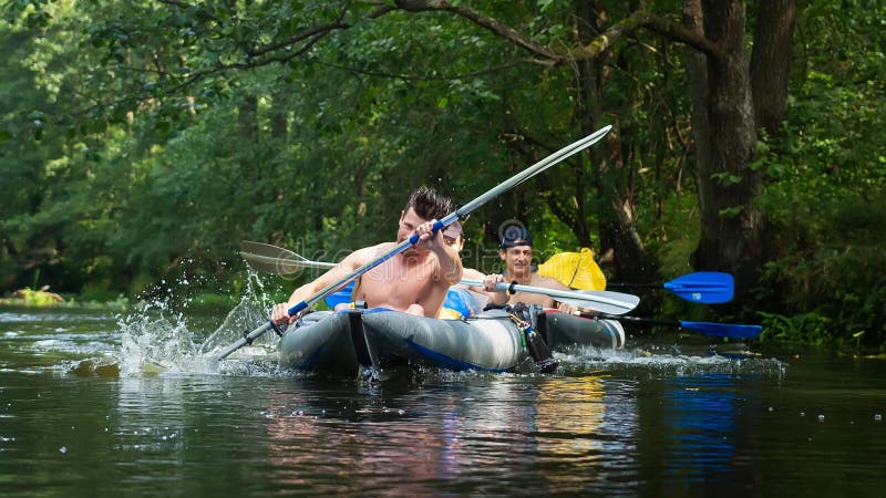 Kayaking και κωπηλασία σε κανό στον ποταμό ζουγκλών στοκ εικόνες Kayaking και κωπηλασία σε κανό στον ποταμό ζουγκλών στοκ εικόνες