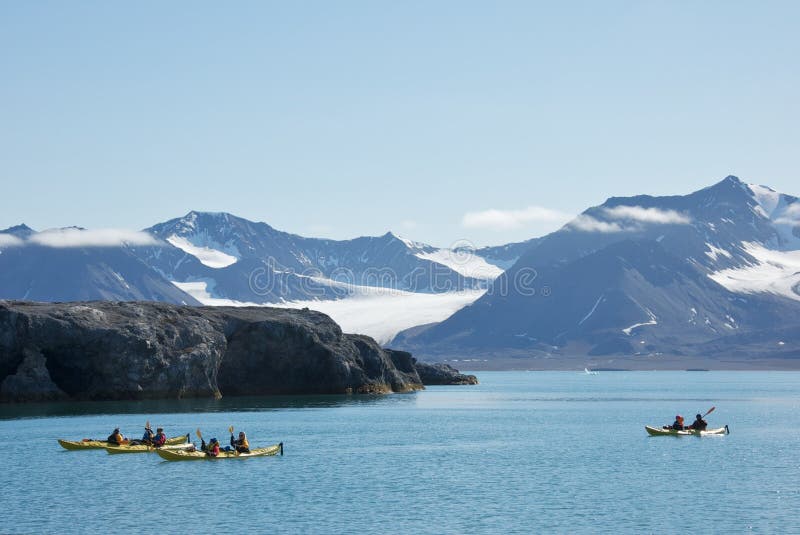 Kayaking στο ήρεμο νερό κοντά στο νέο Λονδίνο Svalbard στοκ φωτογραφία με δικαίωμα ελεύθερης χρήσης Kayaking στο ήρεμο νερό κοντά στο νέο Λονδίνο Svalbard στοκ φωτογραφία με δικαίωμα ελεύθερης χρήσης