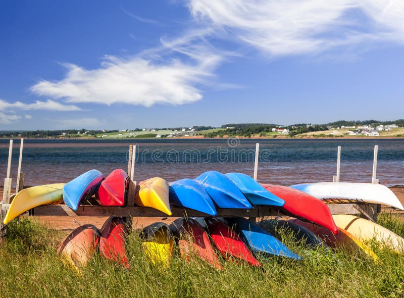 Kayaks au rivage atlantique à prince Edward Island photos stock Kayaks au rivage atlantique à prince Edward Island photos stock