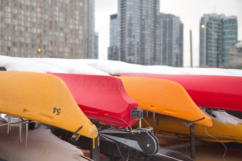 Kayaks colorés stockés pour l'hiver images stock Kayaks colorés stockés pour l'hiver images stock