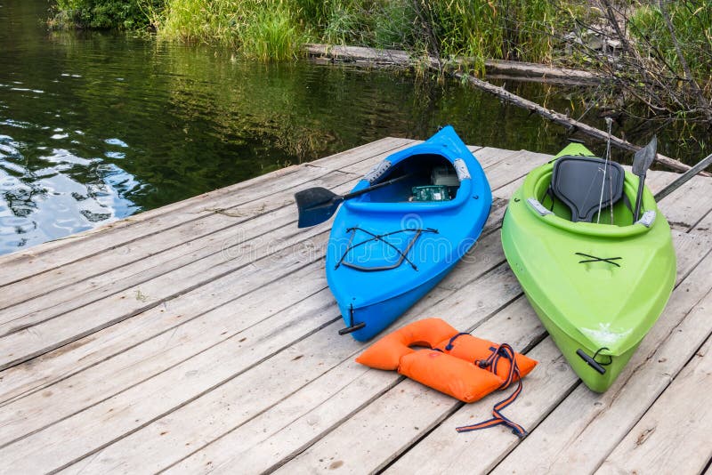 https://thumbs.dreamstime.com/b/kayaks-life-jacket-dock-two-colorful-fishing-gear-lying-wooden-pier-40447222.jpg