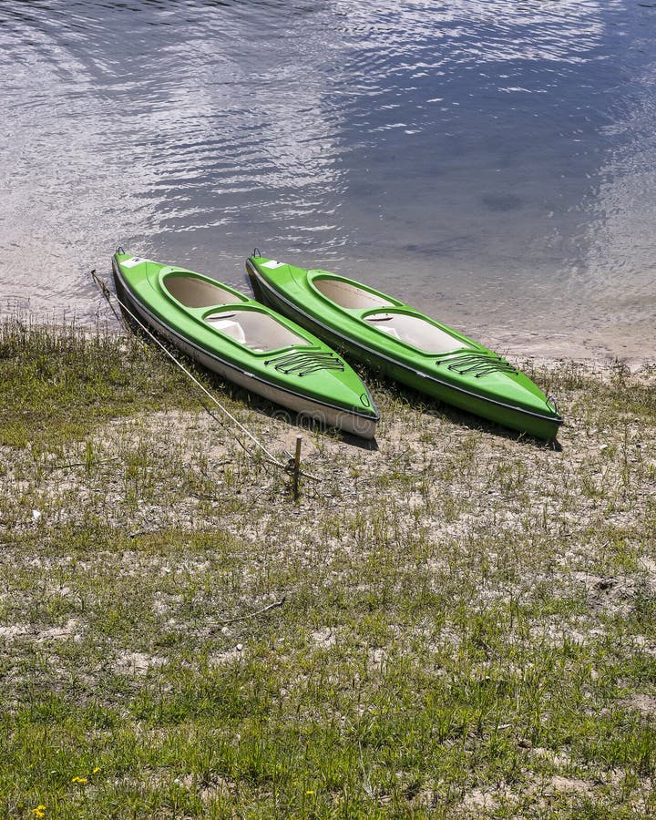 Kayaks sur la banque photographie stock Kayaks sur la banque photographie stock
