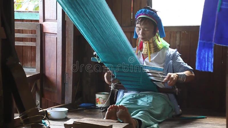 Kayan, en kvinna med lång nacke, vävde en tyg i en workshop i Inle Lake, Myanmar stock video