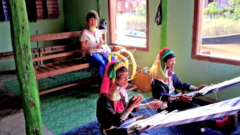 Kayan långa halskvinnor i textilseminariet, Inle sjö, Myanmar arkivfilmer