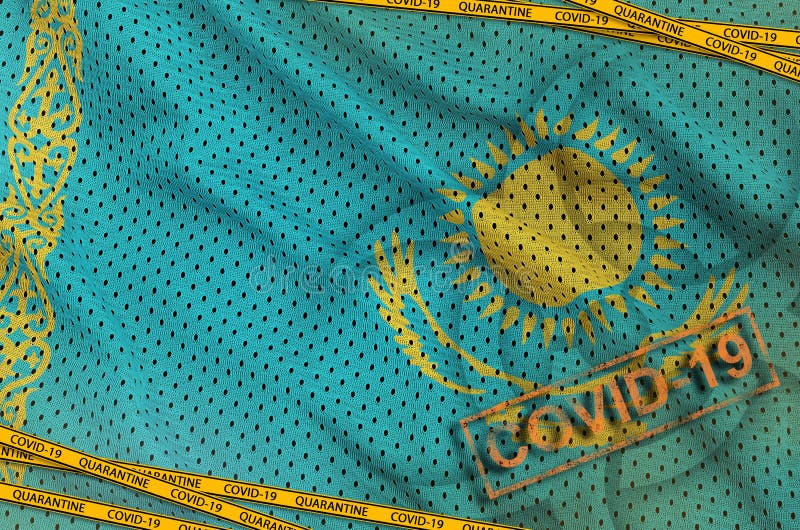 Kazachstan flaga i symbol zagrożenia biologicznego covid19 z kwarantanną taśmą pomarańczową i pieczęcią. koncepcja wirusa koronavi ilustracja wektor
