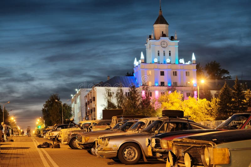 Kazachstan, Kostanay, 19-06-19, Peking Paryż wiec Retro samochody w parking na tle miasto górują z a zdjęcia royalty free