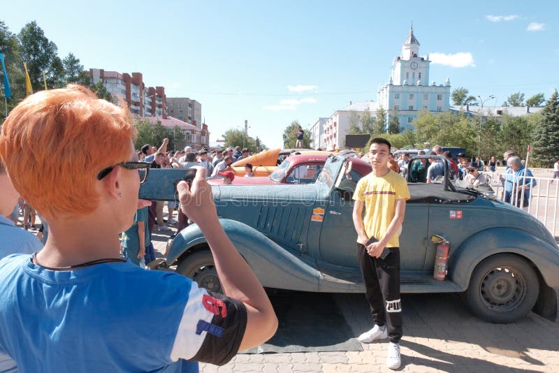 Kazajistán, Kostanay, 19-06-19, la aventura que viaja en automóvili más grande - Pekín a París La muchacha pelirroja toma imágene imagen de archivo Kazajistán, Kostanay, 19-06-19, la aventura que viaja en automóvili más grande - Pekín a París La muchacha pelirroja toma imágene imagen de archivo