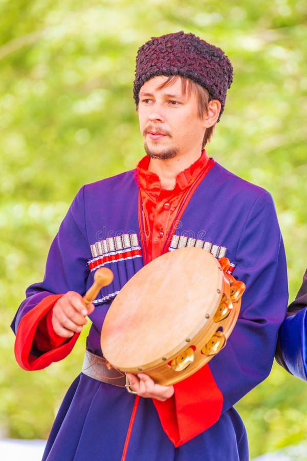 Kazak muzyk trzyma tambourine w jego rękach i bije on z naganiaczem zdjęcia royalty free Kazak muzyk trzyma tambourine w jego rękach i bije on z naganiaczem zdjęcia royalty free