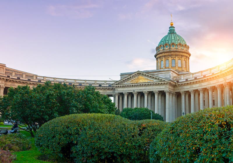 Kazan de Kathedraal in Heilige Petersburg, Rusland en Kazan regelen met groene parkbomen op de voorgrond bij de zonsondergang royalty-vrije stock foto Kazan de Kathedraal in Heilige Petersburg, Rusland en Kazan regelen met groene parkbomen op de voorgrond bij de zonsondergang royalty-vrije stock foto