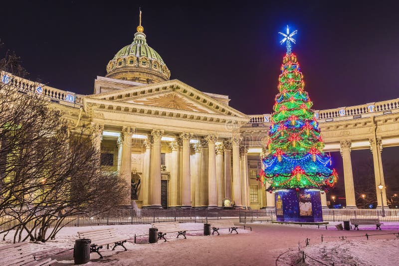 Kazan Kathedraal met Kerstmissparren, St. Petersburg royalty-vrije stock foto's Kazan Kathedraal met Kerstmissparren, St. Petersburg royalty-vrije stock foto's