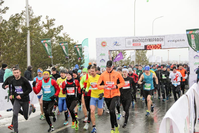 KAZAN, RUSLAND - 23, 2017: marathonagenten bij begin Kazan M royalty-vrije stock foto KAZAN, RUSLAND - 23, 2017: marathonagenten bij begin Kazan M royalty-vrije stock foto