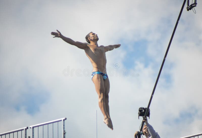 Kazan, Russia, il 3 agosto 2015, FINA - alta concorrenza di immersione subacquea, saltare giù dell'uomo fotografia stock Kazan, Russia, il 3 agosto 2015, FINA - alta concorrenza di immersione subacquea, saltare giù dell'uomo fotografia stock