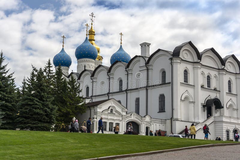 Kazan, Russie - 9 août 2018 : La belle cathédrale d'annonce de blanc-pierre de Kazan Kremlin est la première église orthodoxe photo stock Kazan, Russie - 9 août 2018 : La belle cathédrale d'annonce de blanc-pierre de Kazan Kremlin est la première église orthodoxe photo stock