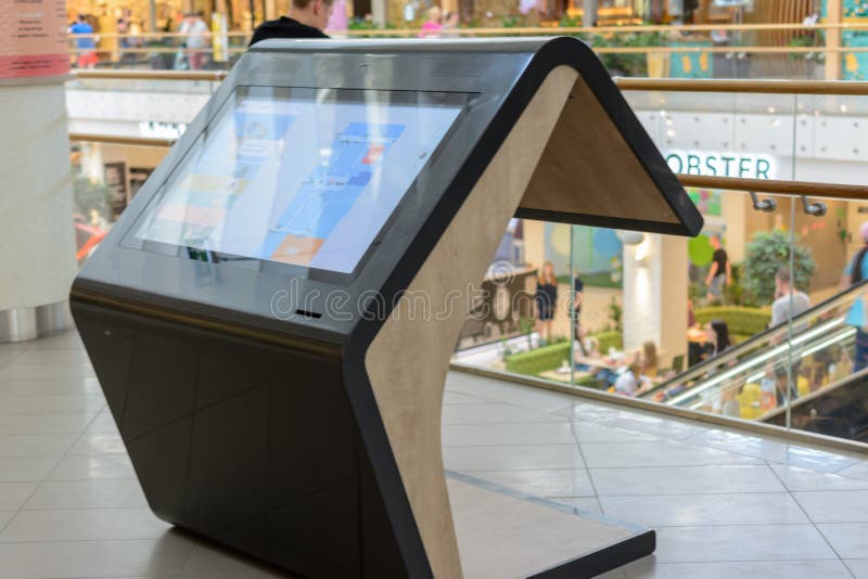 Kazan, Russie - 10 mai 2019 : Panel de l'information dans le MÉGA de centre commercial images libres de droits Kazan, Russie - 10 mai 2019 : Panel de l'information dans le MÉGA de centre commercial images libres de droits