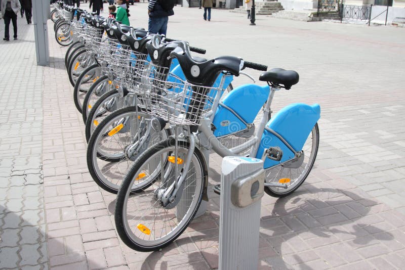 KAZAN RYSSLAND - MAJ 5, 2015: Cyklar för hyraanslutningsstation i mitt av Kazan arkivbilder KAZAN RYSSLAND - MAJ 5, 2015: Cyklar för hyraanslutningsstation i mitt av Kazan arkivbilder
