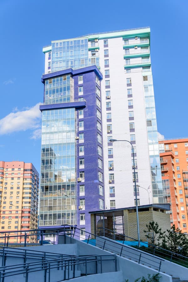 Kazan Ryssland - Maj 9, 2019: Krökt mång--våning byggnad med många glasade balkonger Idérik design av modernt bostads- arkivbild Kazan Ryssland - Maj 9, 2019: Krökt mång--våning byggnad med många glasade balkonger Idérik design av modernt bostads- arkivbild