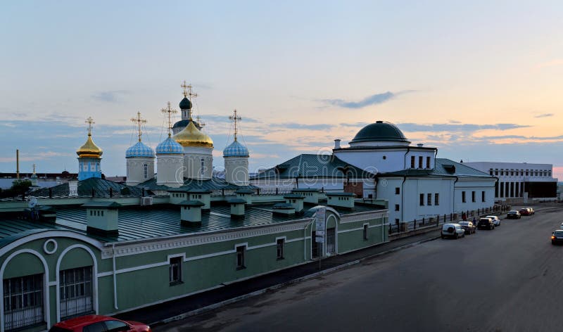 Kazan, Tatarstan, Russie - 27 mai 2019 : Même la vue de l'église de Pokrovskaya et de la cathédrale de Nikolsky de la rue de Prof photos stock Kazan, Tatarstan, Russie - 27 mai 2019 : Même la vue de l'église de Pokrovskaya et de la cathédrale de Nikolsky de la rue de Prof photos stock