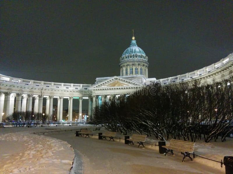 Kazan verlicht die Kathedraal door sneeuw in Heilige Petersburg, Rusland wordt omringd De mening van de nachtwinter stock afbeeldingen Kazan verlicht die Kathedraal door sneeuw in Heilige Petersburg, Rusland wordt omringd De mening van de nachtwinter stock afbeeldingen