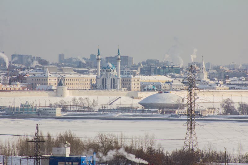 Kazan, Ρωσία, στις 9 Φεβρουαρίου 2017 - Kazan, Δημοκρατία της Ταταρίας, Ρωσία Άποψη Kazan Κρεμλίνο από τη βιομηχανική ζώνη στοκ εικόνες με δικαίωμα ελεύθερης χρήσης Kazan, Ρωσία, στις 9 Φεβρουαρίου 2017 - Kazan, Δημοκρατία της Ταταρίας, Ρωσία Άποψη Kazan Κρεμλίνο από τη βιομηχανική ζώνη στοκ εικόνες με δικαίωμα ελεύθερης χρήσης